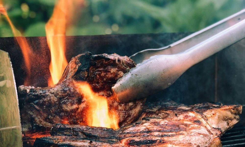 O cálculo exato de carne e bebida por pessoa para evitar desperdício no churrasco de feriado