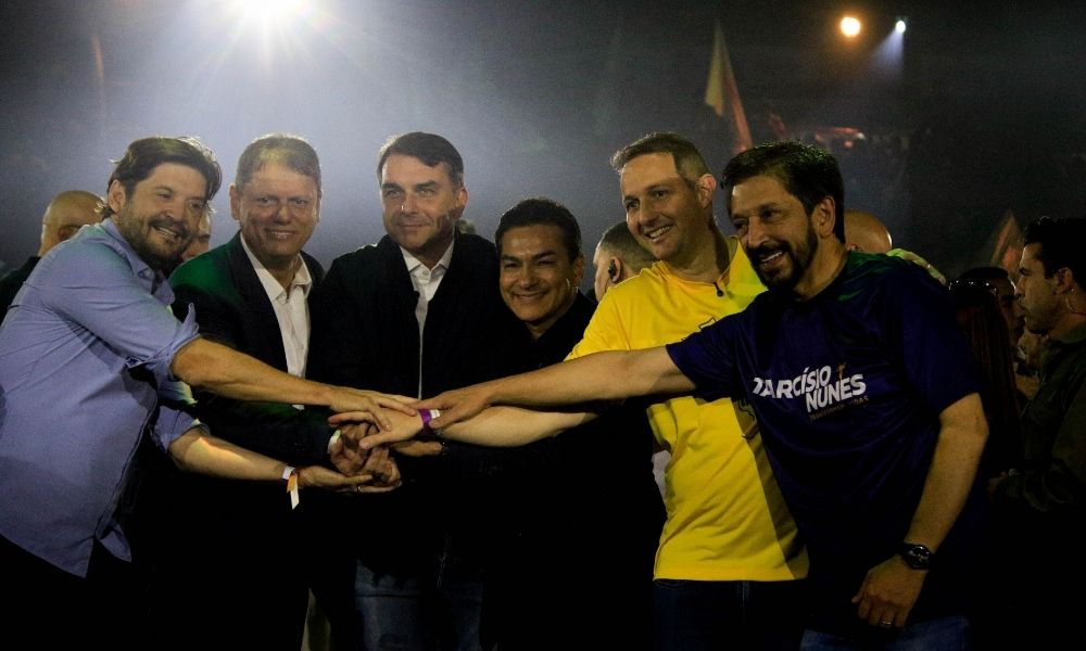 Ao lado de Flávio Bolsonaro, Tarcísio é oficializado como candidato ao governo de São Paulo