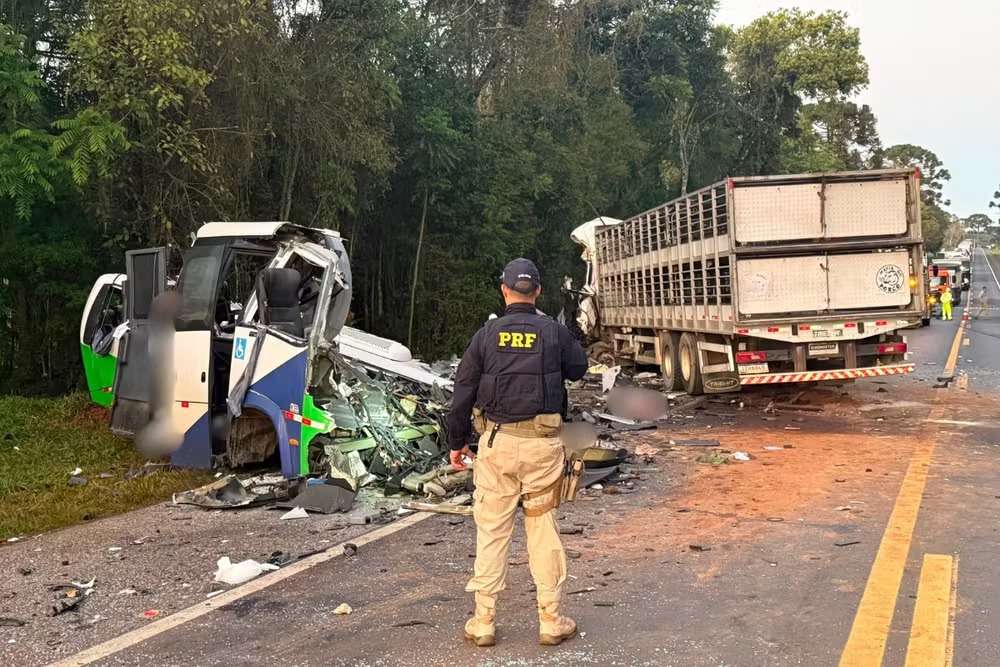 Acidente entre ônibus e caminhão mata 23 pessoas em estrada no Paraná