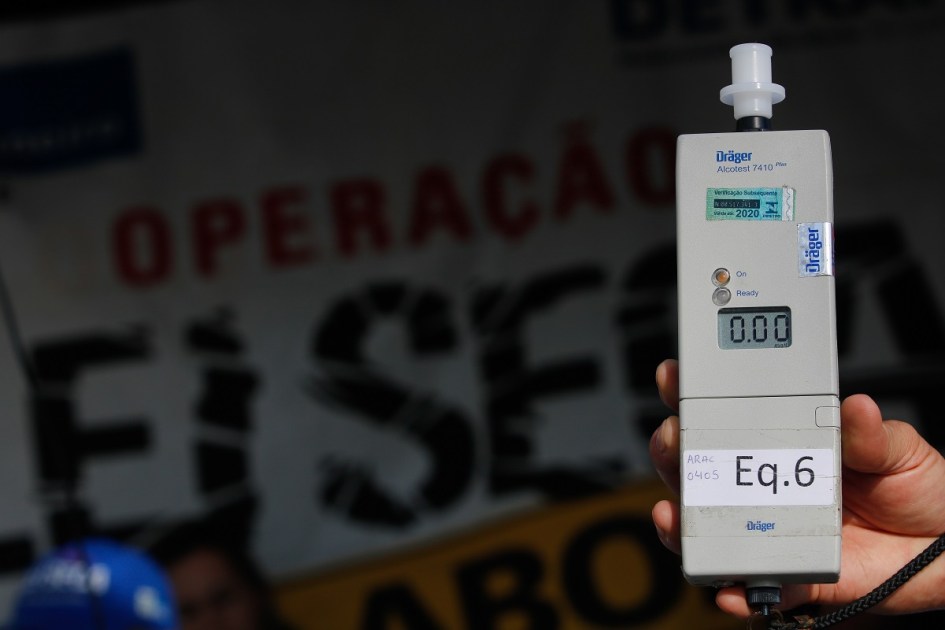 Lei Seca inicia Operação Verão, com fiscalizações diurnas, em blitz na Avenida Vieira Souto, em Ipanema
