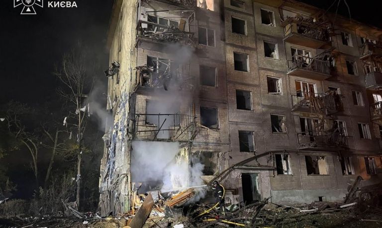 Foto divulgada pelo Serviço Estatal de Emergências da Ucrânia em 1º de agosto de 2026, mostra equipes de resgate trabalhando do lado de fora de um edifício residencial de vários andares danificado após ataques em massa com mísseis balísticos russos na capital ucraniana, Kiev