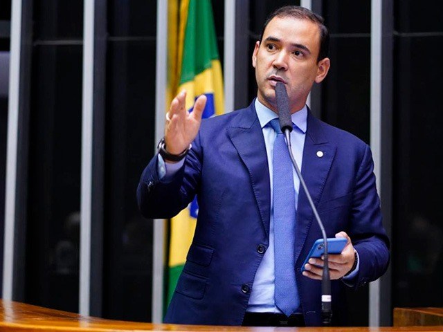 Vicente Alves de Oliveira Júnior, conhecido como Vicentinho Júnior, de 41 anos, é deputado federal e candidato do Partido da Social Democracia Brasileira (PSDB) ao Governo do Estado do Tocantins nas eleições de 2026.