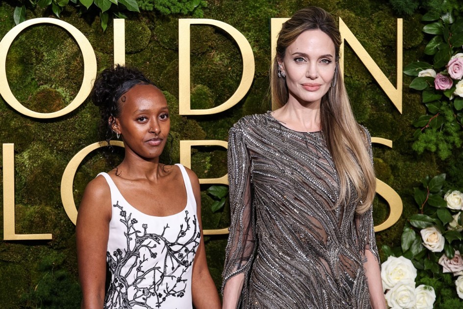 Zahara Marley Jolie e sua mãe, Angelina Jolie, chegam à 82ª edição do Globo de Ouro, realizada no hotel The Beverly Hilton em 5 de janeiro de 2025, em Beverly Hills, Los Angeles, Califórnia, Estados Unidos. (Foto de Xavier Collin/Image Press Agency/NurPhoto) (Foto de Image Press Agency / NurPhoto via AFP)