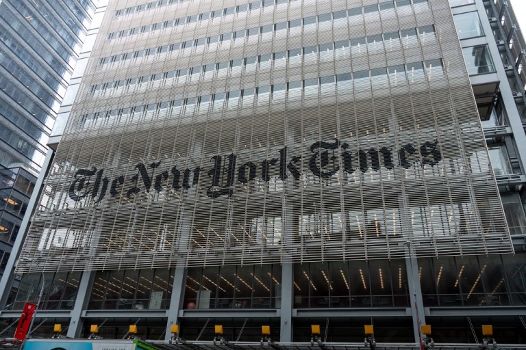 O edifício do The New York Times, com a placa contendo o logotipo do jornal acima da entrada, é visto na cidade de Nova York, Estados Unidos, em 6 de agosto de 2026. (Foto de Marcin Golba/NurPhoto) (Foto de Marcin Golba / NurPhoto via AFP)