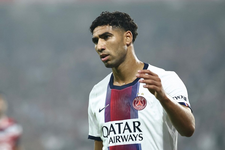 O defensor marroquino do PSG, Achraf Hakimi (nº 2), reage durante a partida do Campeonato Francês (Ligue 1) entre Lille LOSC e Paris Saint-Germain (PSG) no estádio Pierre-Mauroy, em Villeneuve-d'Ascq, no norte da França, em 28 de agosto de 2026. (Foto de Sameer AL-DOUMY / AFP)