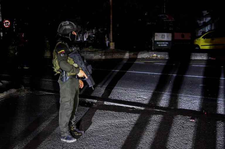Um membro da Polícia Nacional da Colômbia faz a guarda no local da explosão de um carro-bomba perto de uma delegacia em Los Patios, no departamento de Norte de Santander, Colômbia, em 1º de setembro de 2026. Um carro-bomba explodiu nas proximidades de uma delegacia em uma cidade perto da fronteira com a Venezuela, deixando uma pessoa morta e 11 feridas, segundo autoridades locais. (Foto de Schneyder Mendoza / AFP)