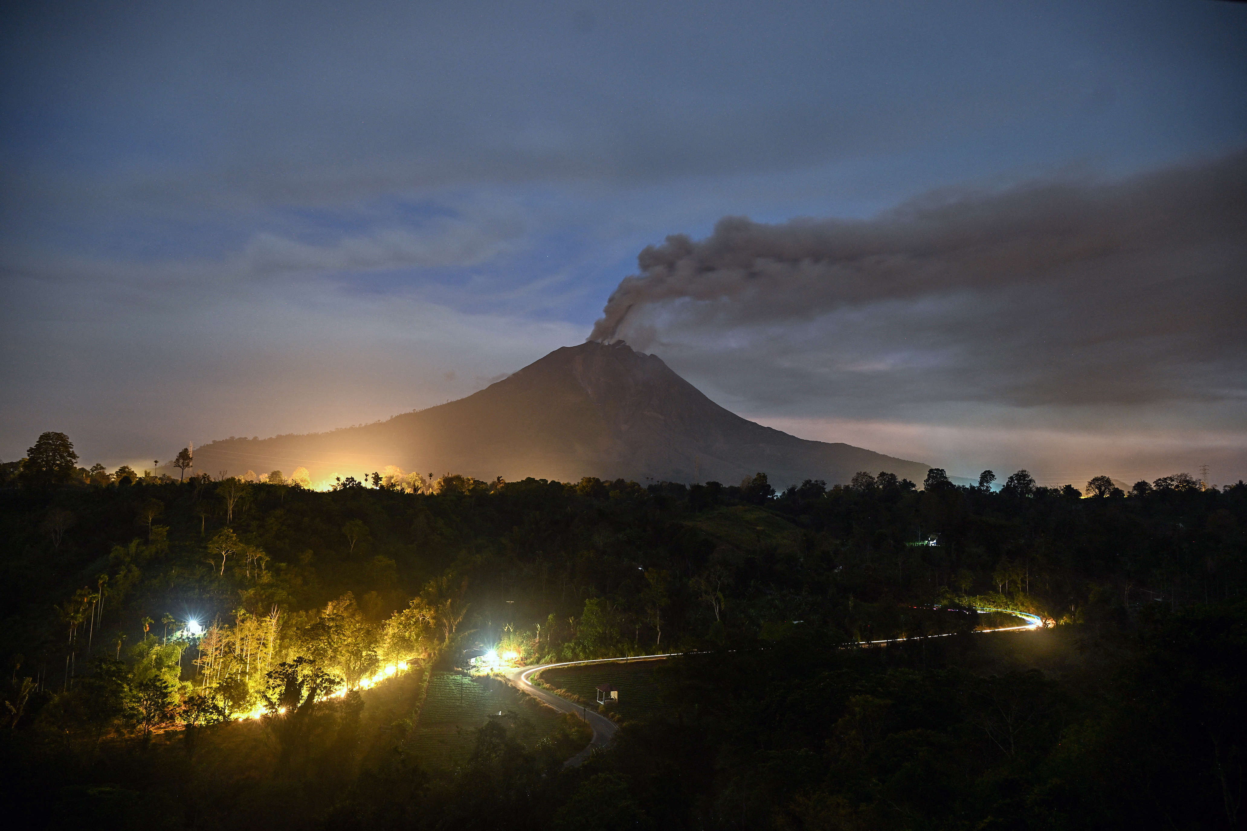 Erupção do Krakatoa obriga Indonésia a fechar 8 aeroportos