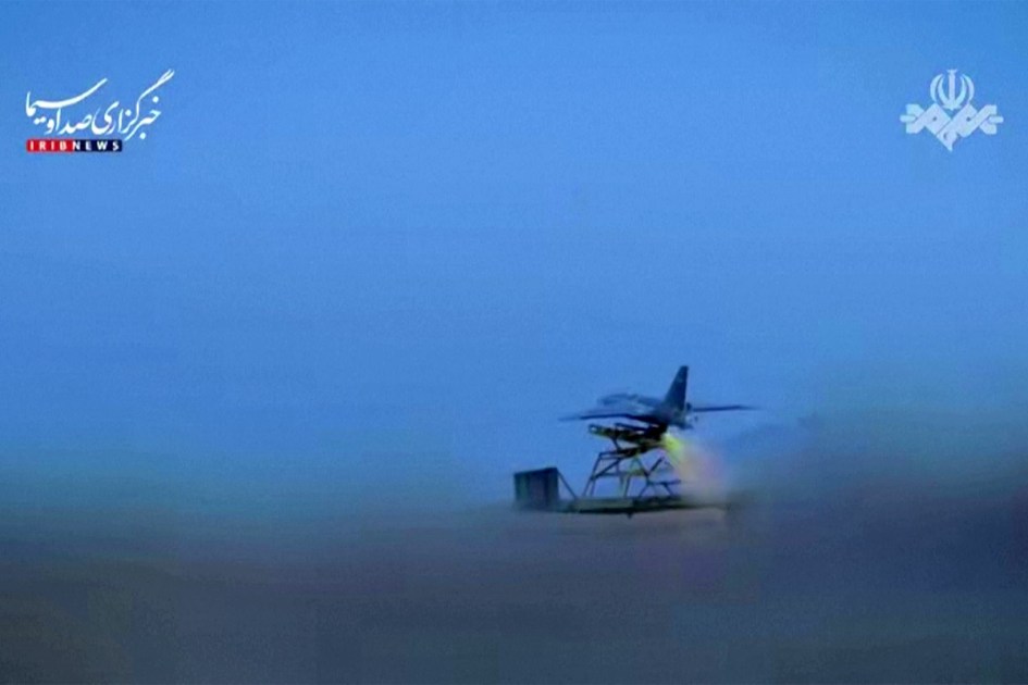 Esta imagem capturada de uma gravação divulgada pela emissora estatal iraniana (IRIB) em 2 de setembro de 2026 mostra o que seriam drones lançados pelo exército contra bases dos EUA nos Emirados Árabes Unidos e no Bahrein. As forças iranianas afirmaram, em 2 de setembro, ter lançado ataques contra alvos militares dos EUA nos Emirados Árabes Unidos, Kuwait, Bahrein e outros países da região, prometendo consequências "severas" caso houvesse novos ataques americanos contra a República Islâmica. (Foto: IRIB TV / AFP) / - Proibido para Israel / Restrito a uso editorial - Crédito obrigatório: AFP - Fonte: IRIB - Proibido uso em marketing ou campanhas publicitárias - Distribuído como serviço aos clientes - Proibida a revenda - Proibido acesso por mídia israelense ou emissoras de TV em língua persa fora do Irã (estritamente proibido acesso para BBC Persian, VOA Persian, Manoto-1 TV, Iran International e Radio Farda) - A AFP não se responsabiliza por quaisquer alterações digitais no conteúdo editorial da imagem.