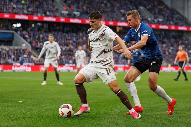 4 de setembro de 2026, Renânia do Norte-Vestfália, Bielefeld: Futebol, Masculino: 2ª Bundesliga, Arminia Bielefeld x FC St. Pauli, 4ª rodada, Schüco Arena. Arkadiusz Pyrka (FC St. Pauli, à esquerda) disputa a bola com Arne Sicker (Arminia Bielefeld, à direita). Foto: Friso Gentsch/dpa - AVISO IMPORTANTE: De acordo com os regulamentos da Bundesliga e da Federação Alemã de Futebol (DFB), é proibido utilizar ou permitir a utilização de fotografias tiradas no estádio e/ou durante a partida sob a forma de imagens sequenciais e/ou séries de fotos que se assemelhem a vídeos. (Foto de FRISO GENTSCH / dpa Picture-Alliance via AFP) 4 de setembro de 2026, Renânia do Norte-Vestfália, Bielefeld: Futebol, Masculino: 2ª Bundesliga, Arminia Bielefeld x FC St. Pauli, 4ª rodada, Schüco Arena. Arkadiusz Pyrka (FC St. Pauli, à esquerda) disputa a bola com Arne Sicker (Arminia Bielefeld, à direita). Foto: Friso Gentsch/dpa - AVISO IMPORTANTE: De acordo com os regulamentos da Bundesliga e da Federação Alemã de Futebol (DFB), é proibido utilizar ou permitir a utilização de fotografias tiradas no estádio e/ou durante a partida sob a forma de imagens sequenciais e/ou séries de fotos que se assemelhem a vídeos. (Foto de FRISO GENTSCH / dpa Picture-Alliance via AFP)