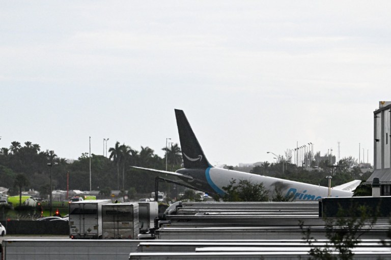 Parte traseira do avião em Miami após incêndio e atingir carros em aeroporto