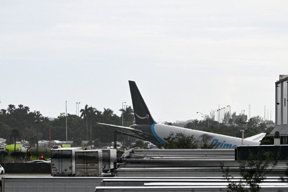 Parte traseira do avião em Miami após incêndio e atingir carros em aeroporto
