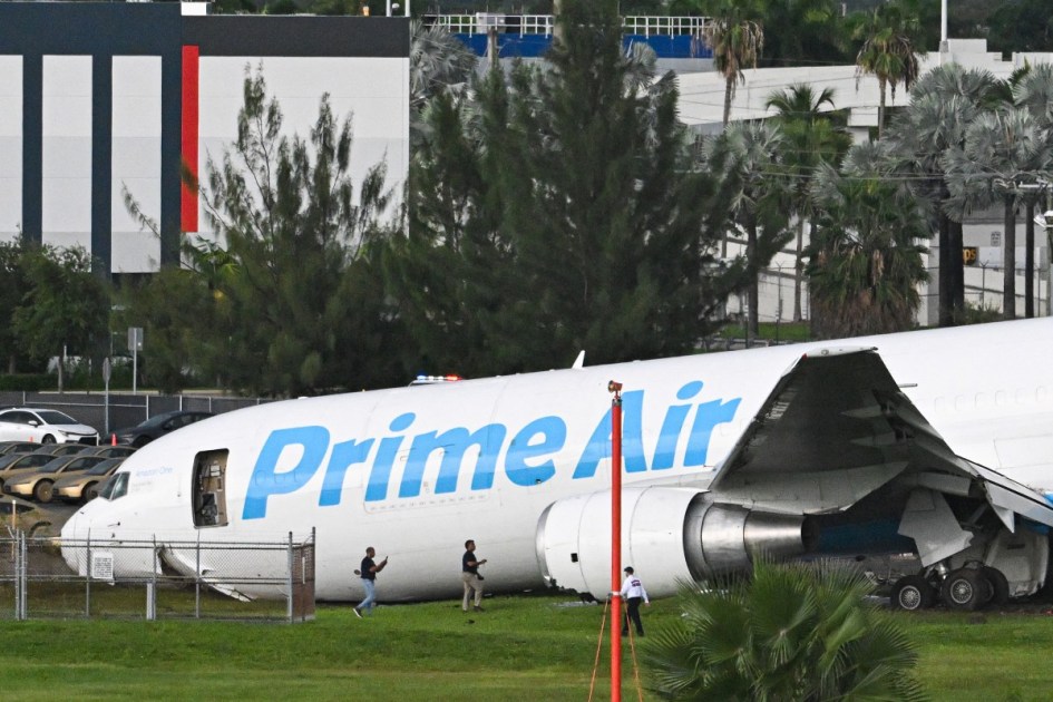 Avião em Miami após incêndio e atingir carros em aeroporto