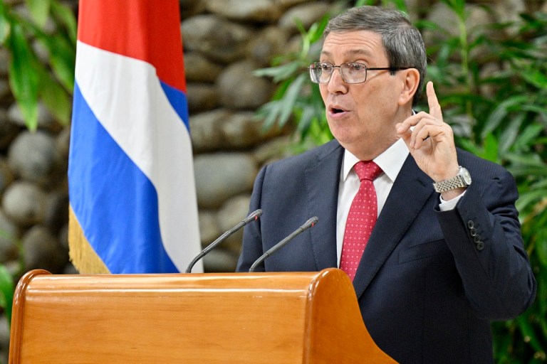 O Ministro das Relações Exteriores de Cuba, Bruno Rodríguez Parrilla, gesticula enquanto fala durante uma coletiva de imprensa em Havana, em 7 de setembro de 2026. O embargo dos EUA a Cuba causou prejuízos "recordes" de mais de 8 bilhões de dólares à ilha comunista entre março do ano passado e fevereiro deste ano, segundo um relatório apresentado pelo governo em 7 de setembro. (Foto de ADALBERTO ROQUE / AFP)