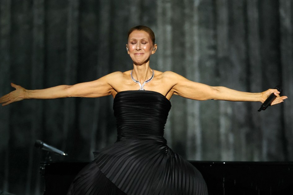 A cantora canadense Celine Dion reage durante sua apresentação no primeiro show de uma série na Plenitude Arena em Nanterre, a oeste de Paris, em 12 de setembro de 2026.