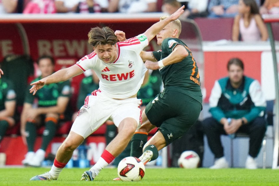 Jahmai Simpson-Pusey (1. FC Köln, à esquerda) e Marco Grüll (Werder Bremen) disputam a bola.