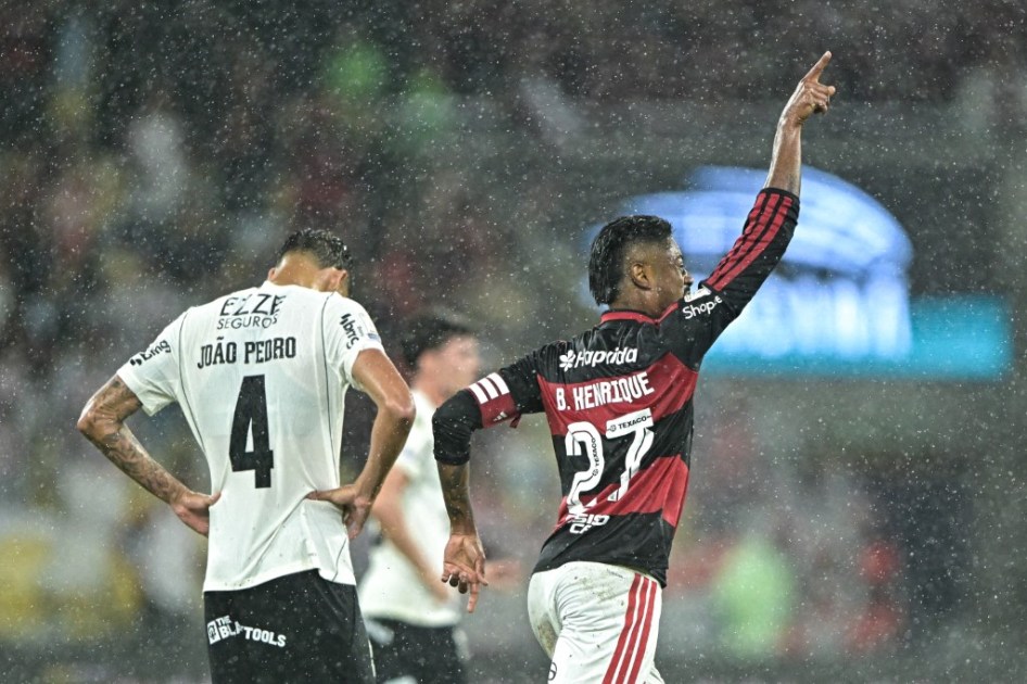 Bruno Henrique, jogador do Flamengo, comemora seu gol durante partida contra o Corinthians no estádio do Maracanã pelo Campeonato Brasileiro Série A de 2026.