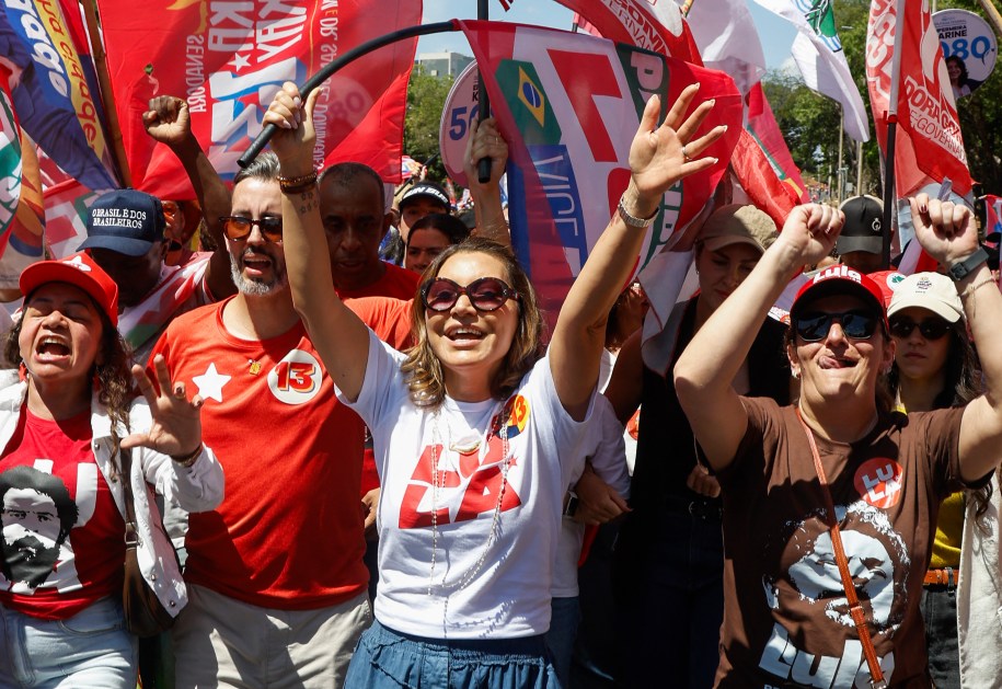 A primeira-dama do Brasil, Rosangela 'Janja' da Silva (C), e apoiadores do presidente e candidato à reeleição Luiz Inácio Lula da Silva participam de uma marcha como parte de uma mobilização nacional do Partido dos Trabalhadores (PT) em Brasília, Brasil, em 13 de setembro de 2026.