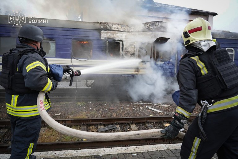 Esta foto, divulgada pelo Serviço Estatal de Emergência da Ucrânia em 13 de setembro de 2026, mostra bombeiros jogando água em um vagão de trem danificado por um ataque de drone perto da fronteira com a Polônia.