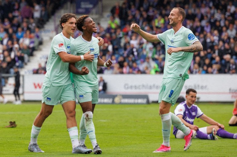 O autor do gol, Farid Alfa-Ruprecht (Hertha BSC, ao centro), comemora o gol do 1 a 3 com Soufian Gouram (Hertha BSC, à esquerda) e Hakan Nilsson (à direita).