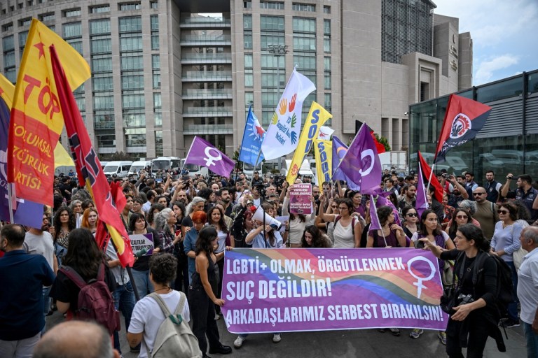 Manifestantes contra repressão a comunidade LGTB na Turquia