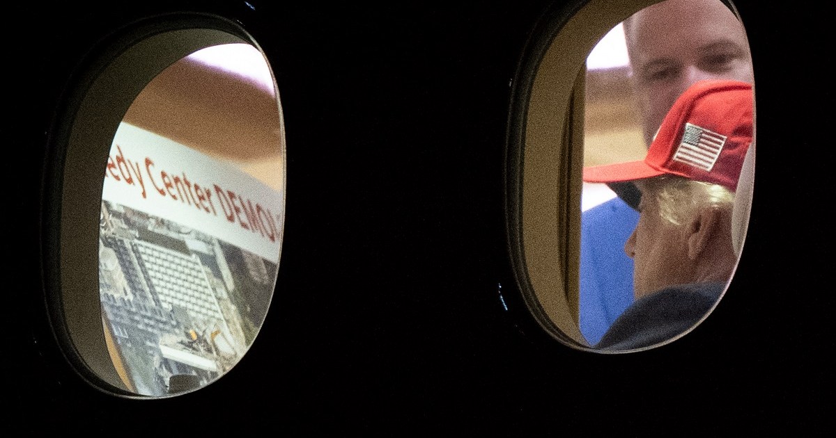 Após ameaçar derrubar Kennedy Center, Trump aparece vendo foto de demolição do local