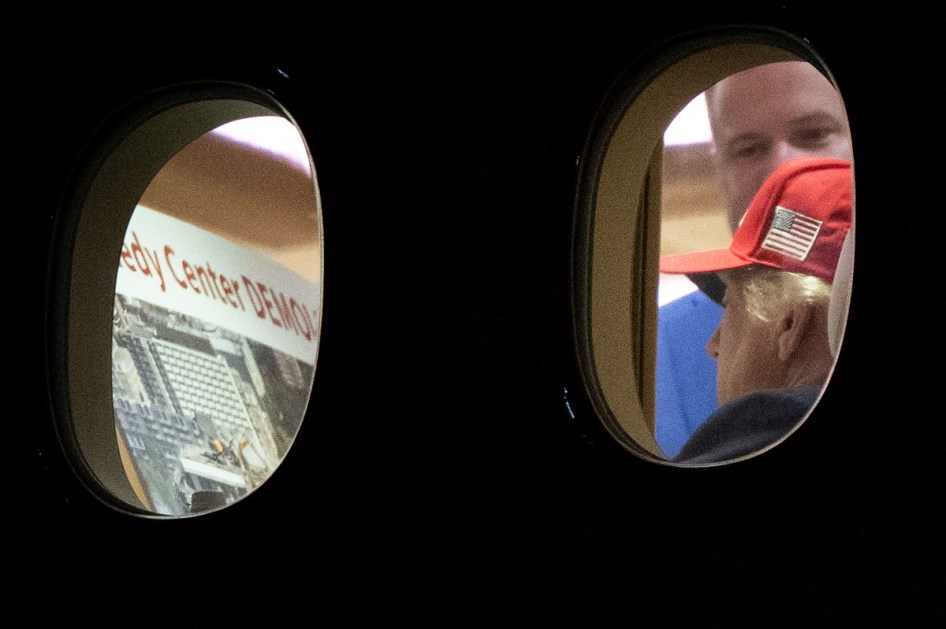 O presidente dos EUA, Donald Trump, é visto a bordo do Air Force One examinando uma grande impressão referente ao Kennedy Center, após pousar na Base Conjunta Andrews, em Maryland, em 16 de setembro de 2026. Trump, que retornava de Gastonia, na Carolina do Norte, após fazer campanha para o candidato republicano ao Senado dos EUA Michael Whatley, ameaçou em 15 de setembro de 2026 manter o Kennedy Center fechado permanentemente, depois que um juiz decidiu que seu nome não poderia ser incluído na fachada da famosa instituição de artes. (Foto de Brendan Smialowski / AFP)