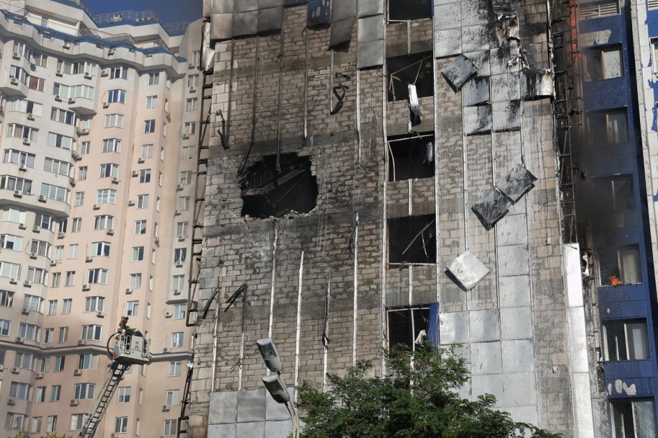 Esta fotografia mostra um prédio administrativo de vários andares danificado após um ataque de drone russo em Odessa, em meio à invasão russa da Ucrânia, em 18 de setembro de 2026. (Foto de Oleksandr GIMANOV / AFP) Esta fotografia mostra um prédio administrativo de vários andares danificado após um ataque de drone russo em Odessa, em meio à invasão russa da Ucrânia, em 18 de setembro de 2026. (Foto de Oleksandr GIMANOV / AFP)