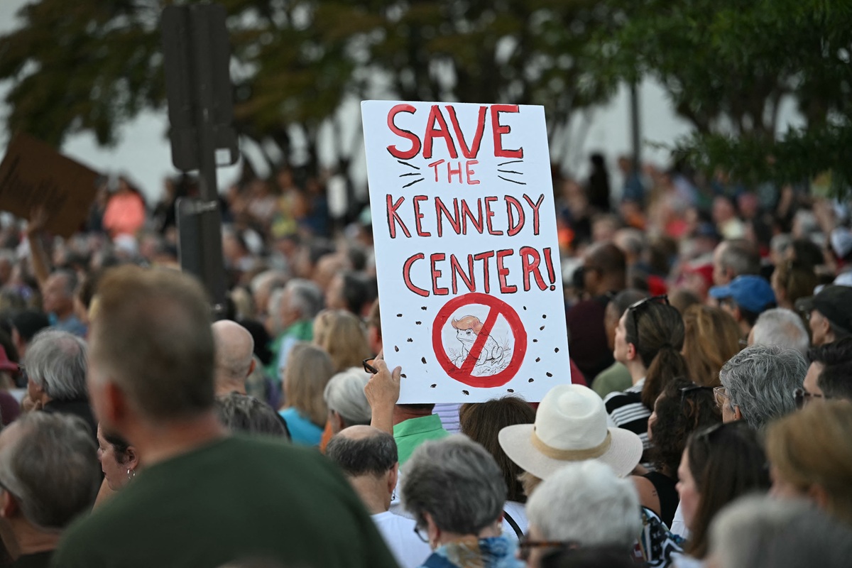 Manifestantes protestam no Kennedy Center após ameaça de demolição por Trump