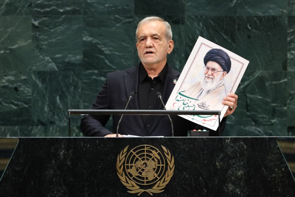 O presidente do Irã, Masoud Pezeshkian, discursa enquanto segura uma foto de Ali Khamenei, ex-Líder Supremo do Irã, durante a 81ª Assembleia Geral das Nações Unidas na sede da ONU em Nova York, em 23 de setembro de 2026.