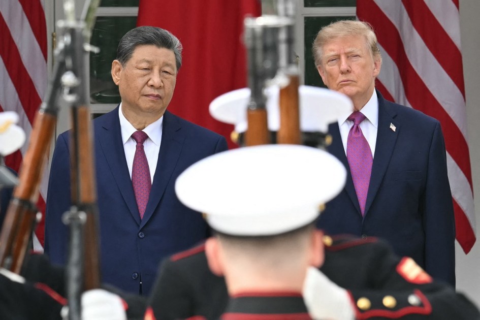 O presidente da China, Xi Jinping, e o presidente dos EUA, Donald Trump, observam uma cerimônia militar no Jardim das Rosas da Casa Branca, em Washington, D.C., em 24 de setembro de 2026. O presidente Xi realiza uma visita de Estado aos Estados Unidos de 23 a 25 de setembro. (Foto de SAUL LOEB / AFP)
