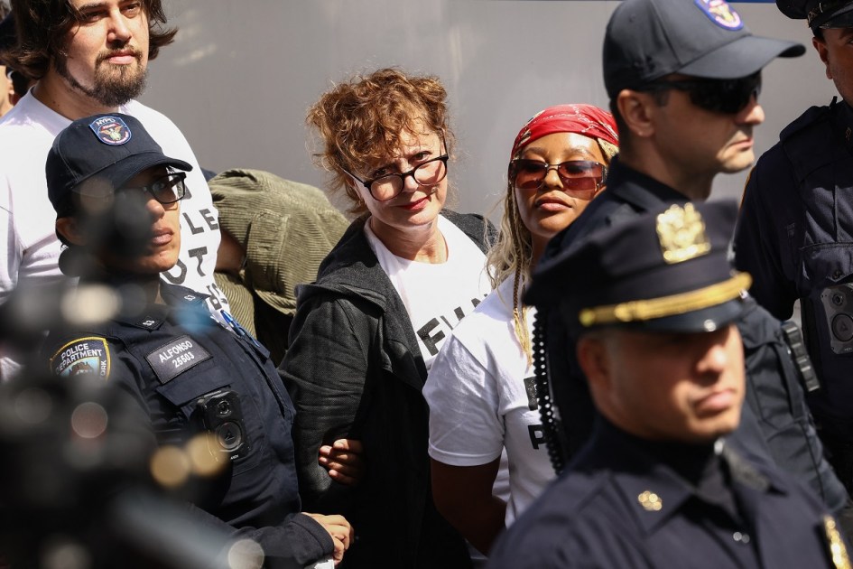 Policiais do Departamento de Polícia de Nova York (NYPD) detêm a atriz americana Susan Sarandon e manifestantes pró-Palestina que bloqueavam a Primeira Avenida, perto da sede das Nações Unidas, antes do discurso do primeiro-ministro de Israel, Benjamin Netanyahu, na 81ª Assembleia Geral da ONU em Nova York, em 24 de setembro de 2026. (Foto de CHARLY TRIBALLEAU / AFP)