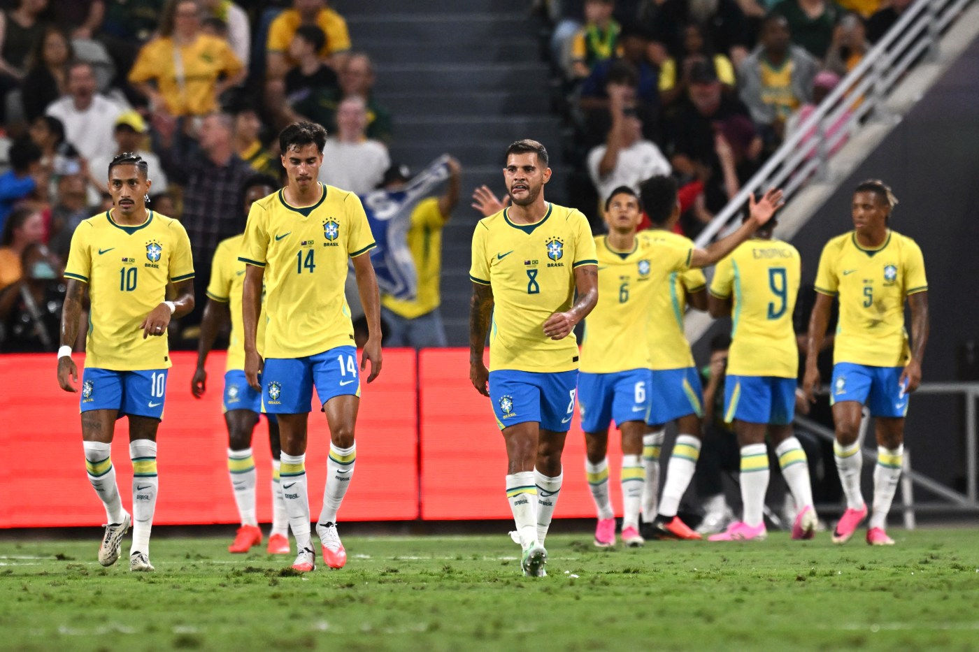 Brasil marca no último lance e empata com a Austrália em primeiro amistoso pós-Copa