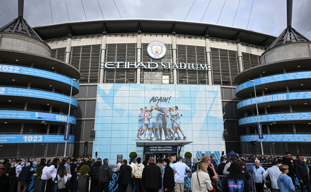 (ARQUIVO) Torcedores chegam aos arredores do Etihad Stadium antes da partida de volta da semifinal da Liga dos Campeões da UEFA entre Manchester City e Real Madrid, em Manchester, no noroeste da Inglaterra, em 17 de maio de 2023. O Manchester City foi considerado culpado de todas, exceto uma, das 115 acusações da Premier League que enfrenta por violação de regulamentos financeiros, informou o The Athletic na sexta-feira, 25 de setembro de 2026. (Foto de Paul ELLIS / AFP)