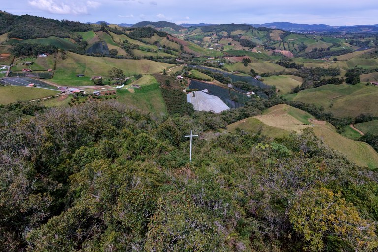 Esta vista aérea mostra o memorial do acidente aéreo da Chapecoense, às vésperas do 10º aniversário da tragédia, no Cerro Gordo, próximo a La Unión, departamento de Antioquia, Colômbia, em 25 de setembro de 2026.