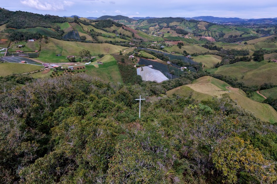 Esta vista aérea mostra o memorial do acidente aéreo da Chapecoense, às vésperas do 10º aniversário da tragédia, no Cerro Gordo, próximo a La Unión, departamento de Antioquia, Colômbia, em 25 de setembro de 2026.