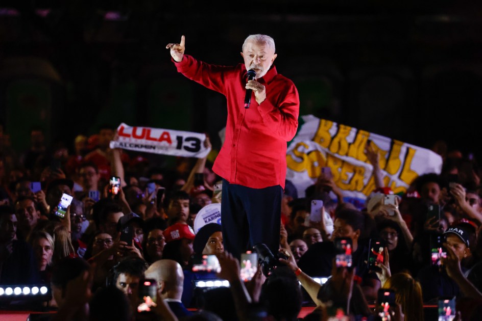 Lula diz que família Bolsonaro ‘fica de quatro’ para os EUA; veja vídeo