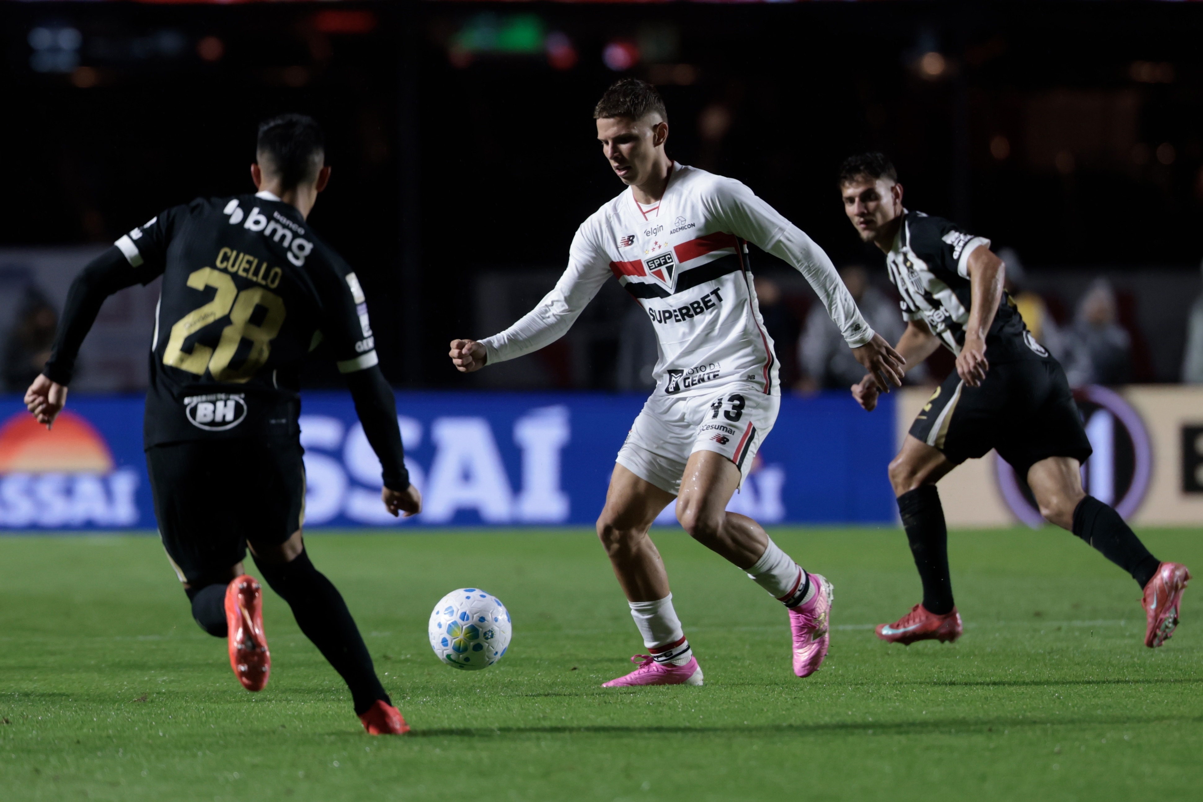 São Paulo supera Atlético-MG pelo Brasileirão e ultrapassa Corinthians