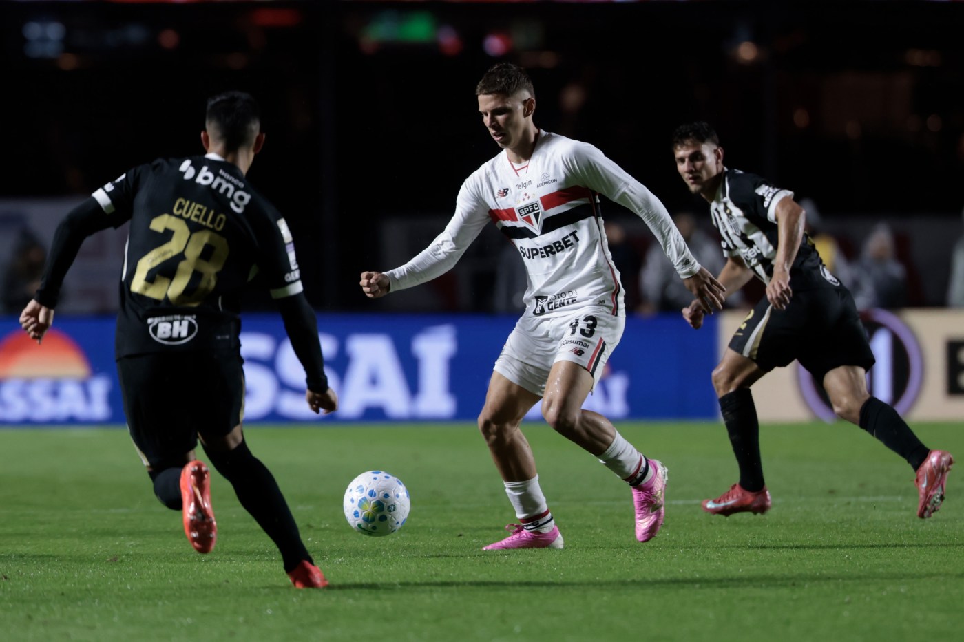 São Paulo supera Atlético-MG pelo Brasileirão e ultrapassa Corinthians