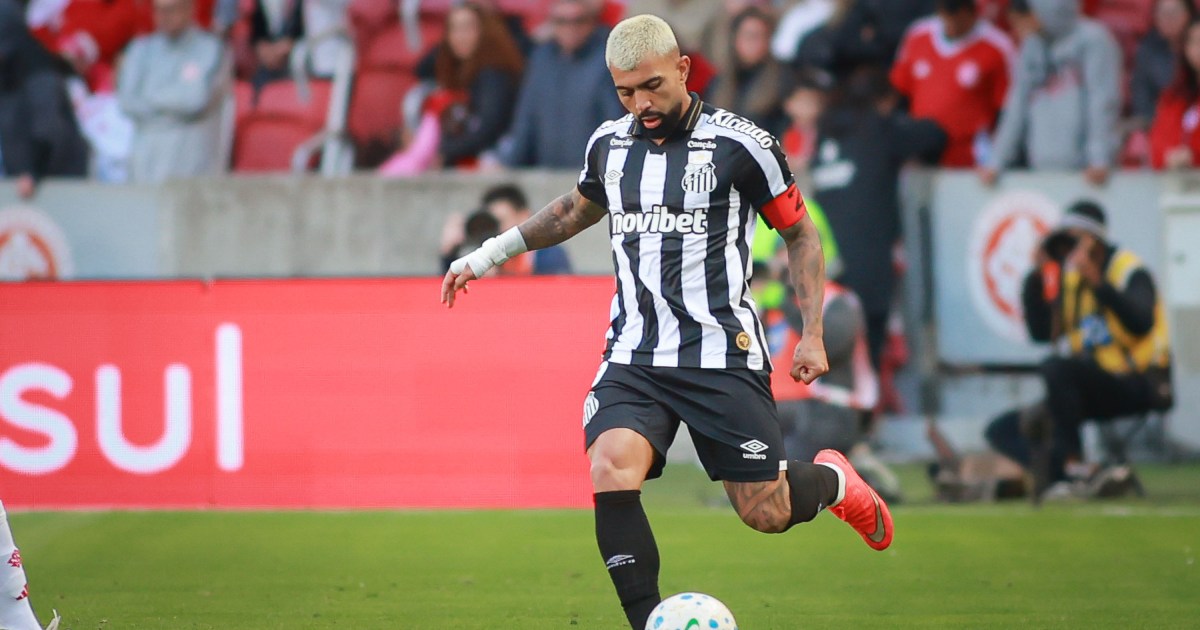 Santos vence Inter com gols de Gabigol e se afasta de vez da zona de queda no Brasileirão
