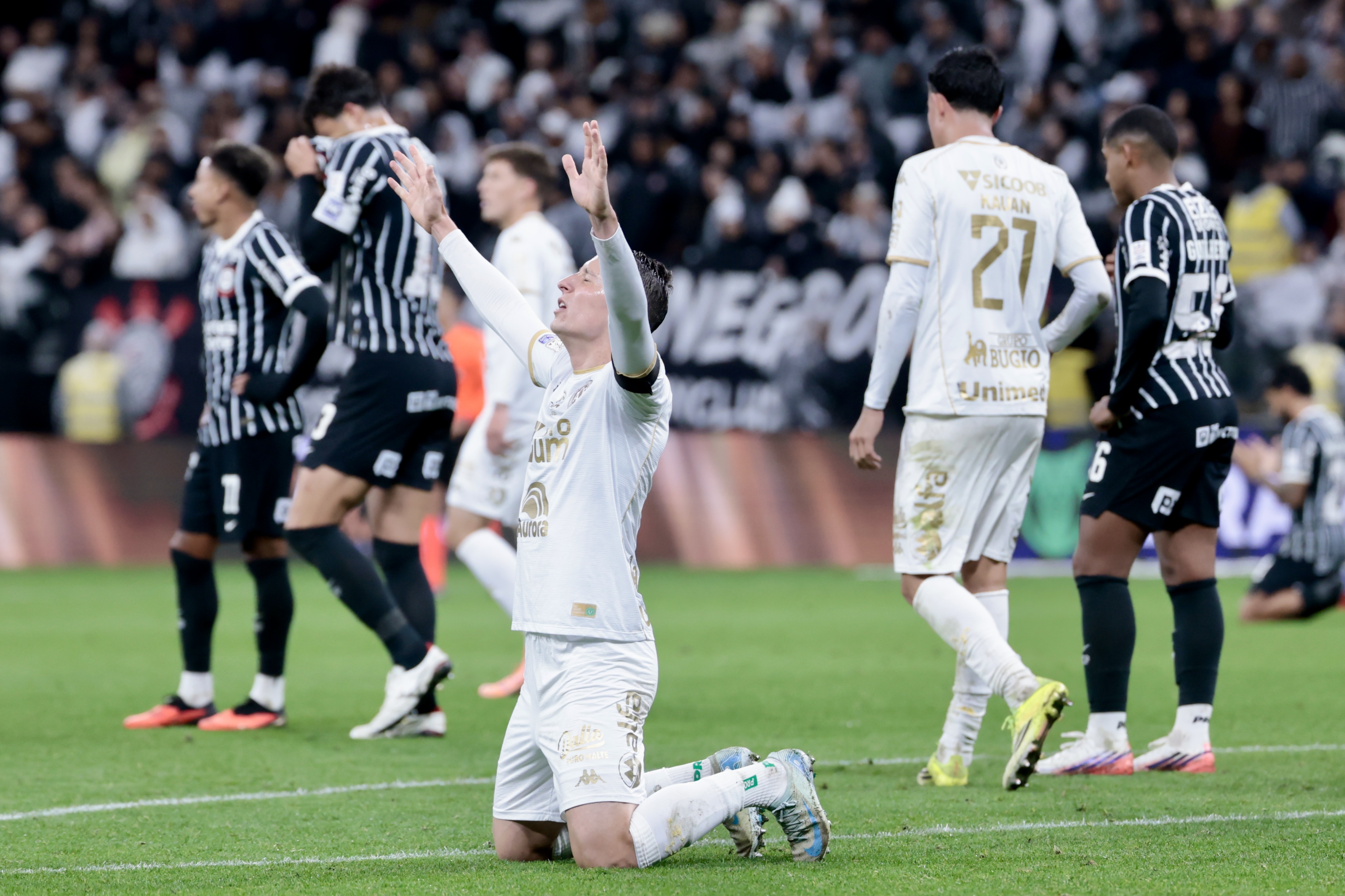 Corinthians leva virada da lanterna Chapecoense e perde 4ª seguida no Brasileirão