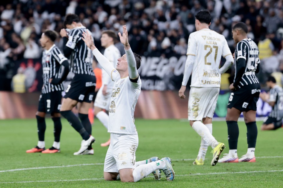 Jogadores do Chapecoense comemoram vitória ao final da partida contra o Corinthians
