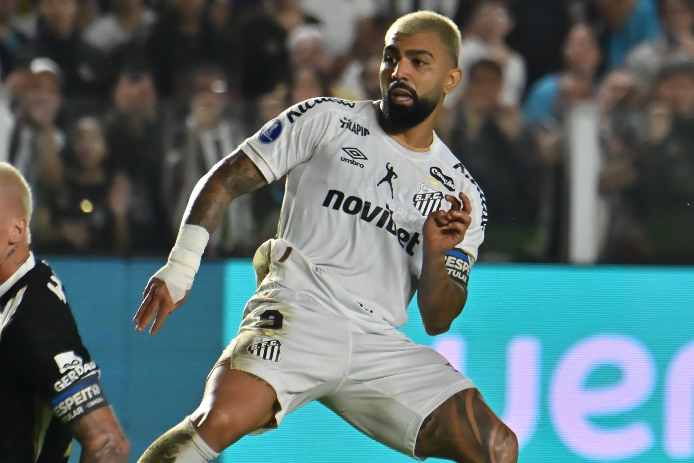 Gabigol faz duas assistências e Santos abre vantagem sobre Atlético-MG na Sul-Americana