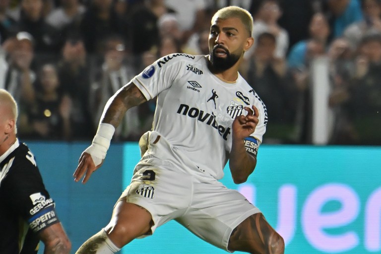 Gabigol, do Santos, durante partida contra o Atlético-MG no estádio Vila Belmiro pelo campeonato Copa Sul-Americana 2026
