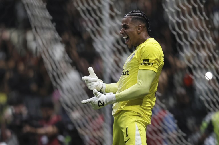 Gabriel Delfim, goleiro do Atlético-MG defende pênaltis e comemora durante partida contra o Santos pela Copa Sul-Americana