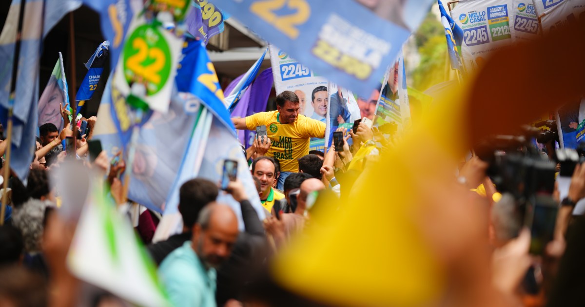 Flávio repete ato do pai no mesmo local onde Bolsonaro levou facada; veja vídeo