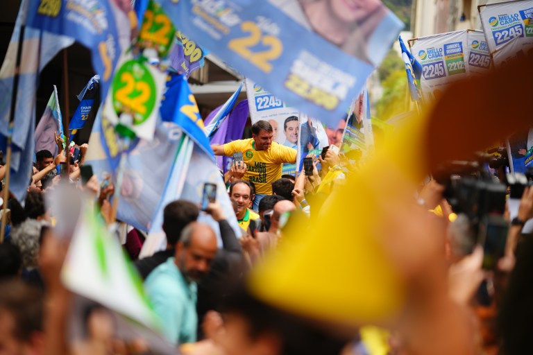 Flávio Bolsonaro em meio à multidão em Juíz de Fora, em Minas Gerais