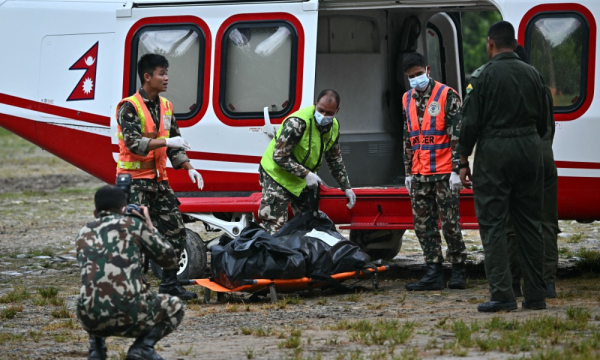 Trabalhadores são resgatados de túnel no Nepal nove dias após avalanche de lama