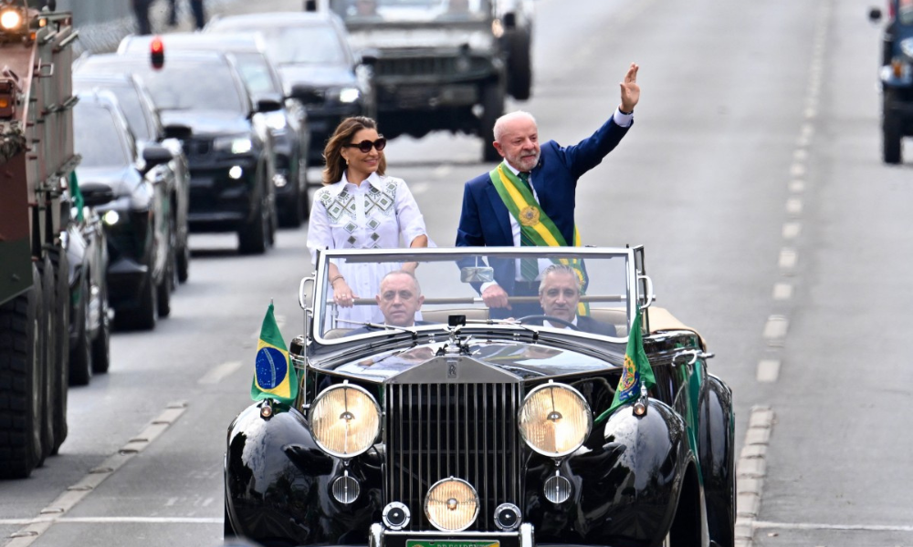 Presidente Lula (PT) acena ao lado de sua esposa, Rosângela da Silva, enquanto lideram o desfile militar durante as comemorações do Dia da Independência em Brasília, em 7 de setembro