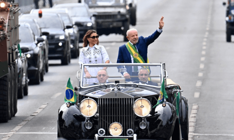 Presidente Lula (PT) acena ao lado de sua esposa, Rosângela da Silva, enquanto lideram o desfile militar durante as comemorações do Dia da Independência em Brasília, em 7 de setembro