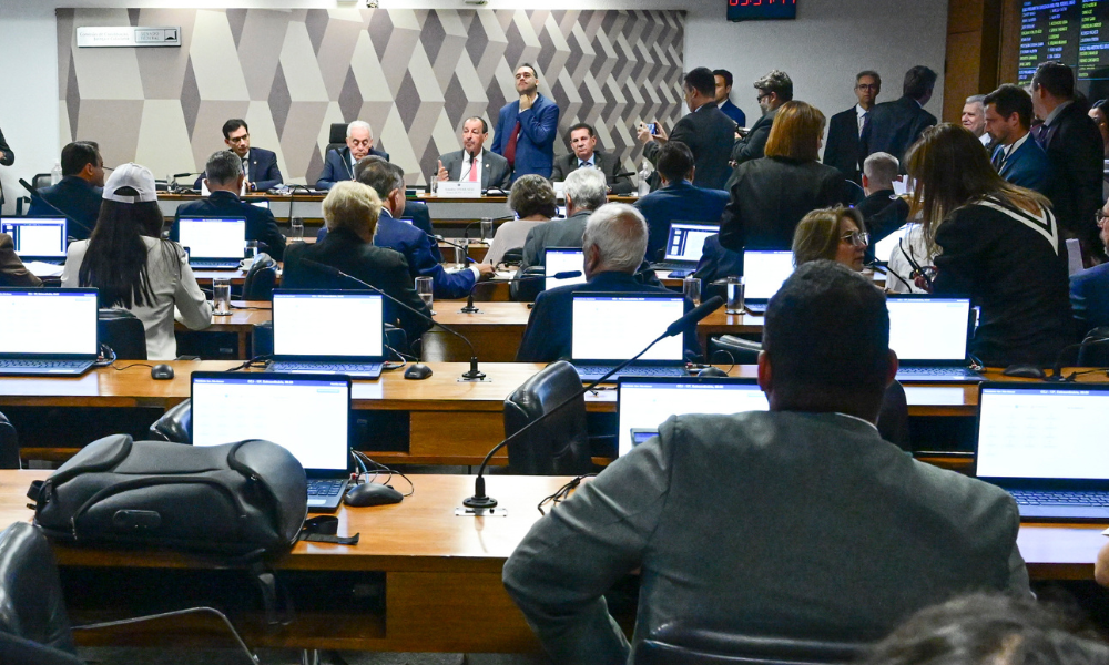 Fim da escala 6x1 é aprovado na CCJ do Senado; votação no plenário ainda não foi marcada